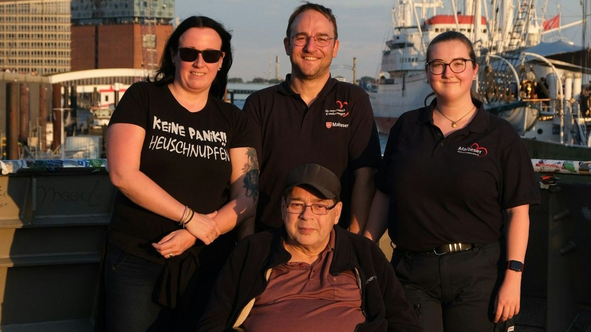 Die Gruppe um Kathrin Hönscheid, Marcel Schulze und Julia Makowski steht mit Klaus Kleintjes vor der Hamburger Elbphilharmonie.