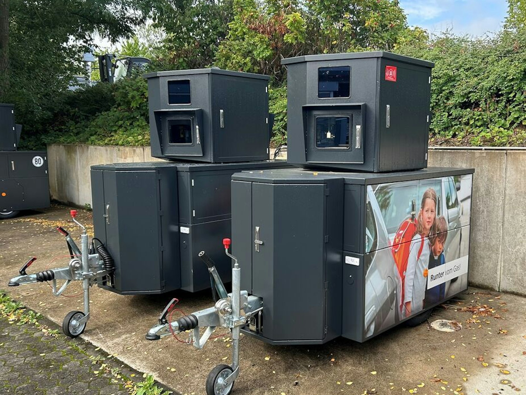 Die neuen mobilen Blitzer mit dem Modellnamen Vivien sollten in Monheim und Langenfeld eingesetzt werden. Eines der beiden Geräte wurde jetzt zerstösrt.