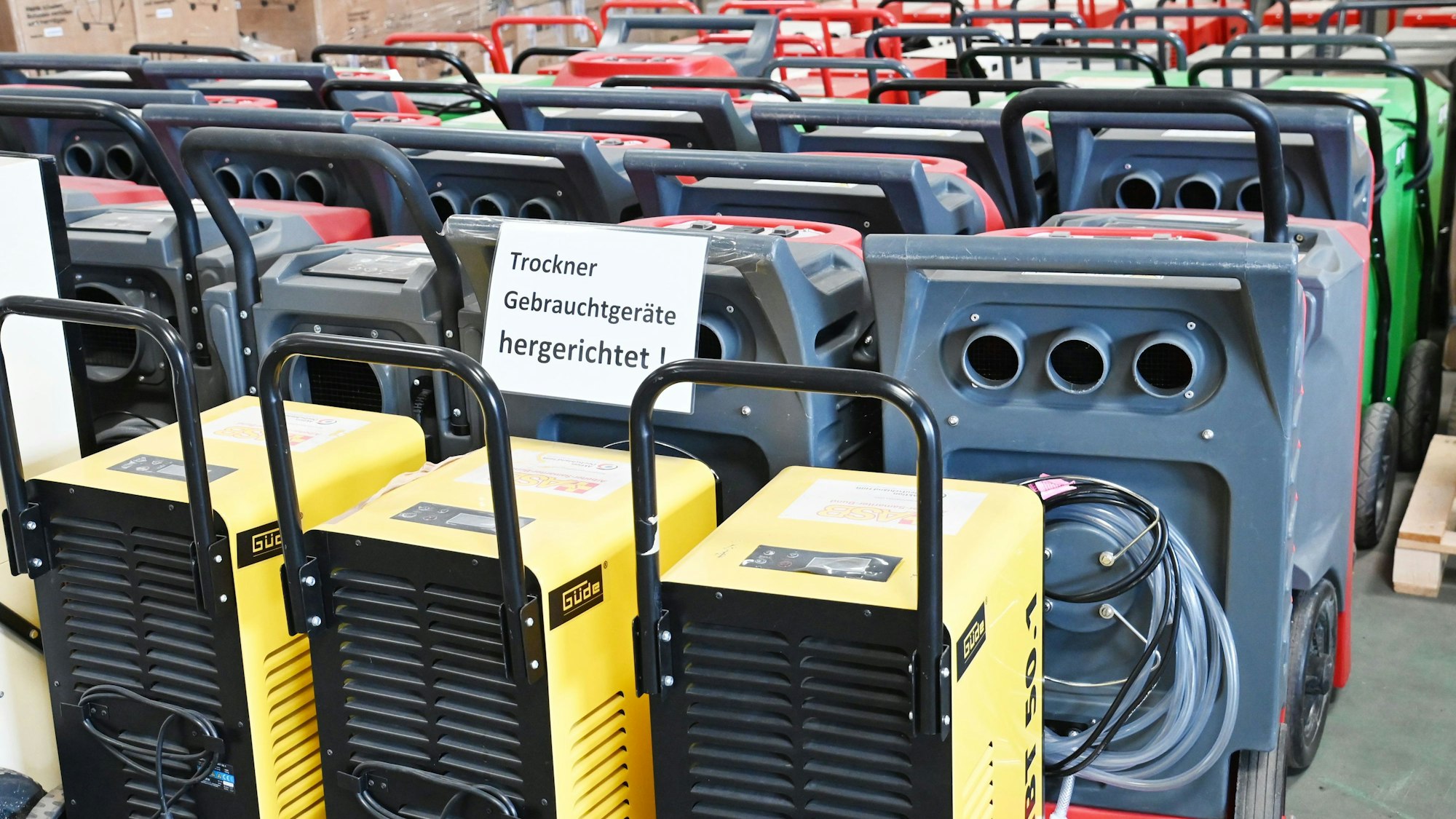 Bautrockner stehen in Reihen hintereinander. Foto: Alexander Schwaiger