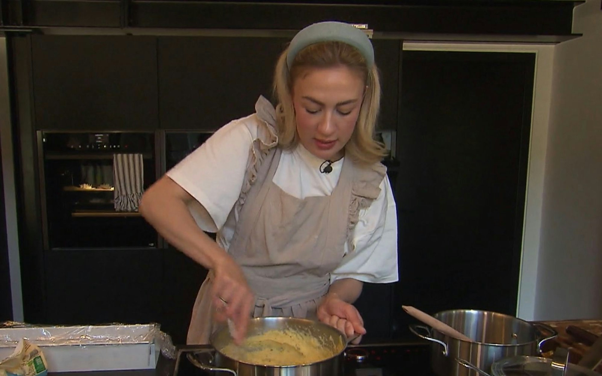 Adrett gekleidet kocht Kim in Freienwill bei Flensburg das Final-Dinner. (Bild: RTL)