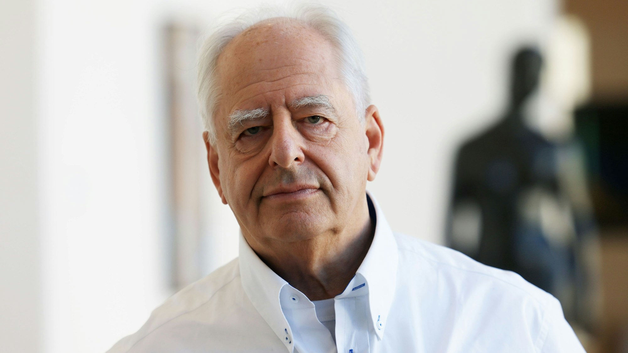 Der Künstler William Kentridge steht im Folkwang Museum.