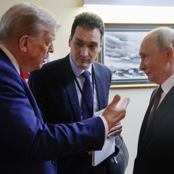 Donald Trump (l) spricht mit dem russischen Präsidenten Wladimir Putin (r) nach ihrer gemeinsamen Pressekonferenz auf der Joint Base Elmendorf-Richardson, Alaska. (Archivbild)