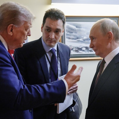 Donald Trump (l) spricht mit dem russischen Präsidenten Wladimir Putin (r) nach ihrer gemeinsamen Pressekonferenz auf der Joint Base Elmendorf-Richardson, Alaska. (Archivbild)