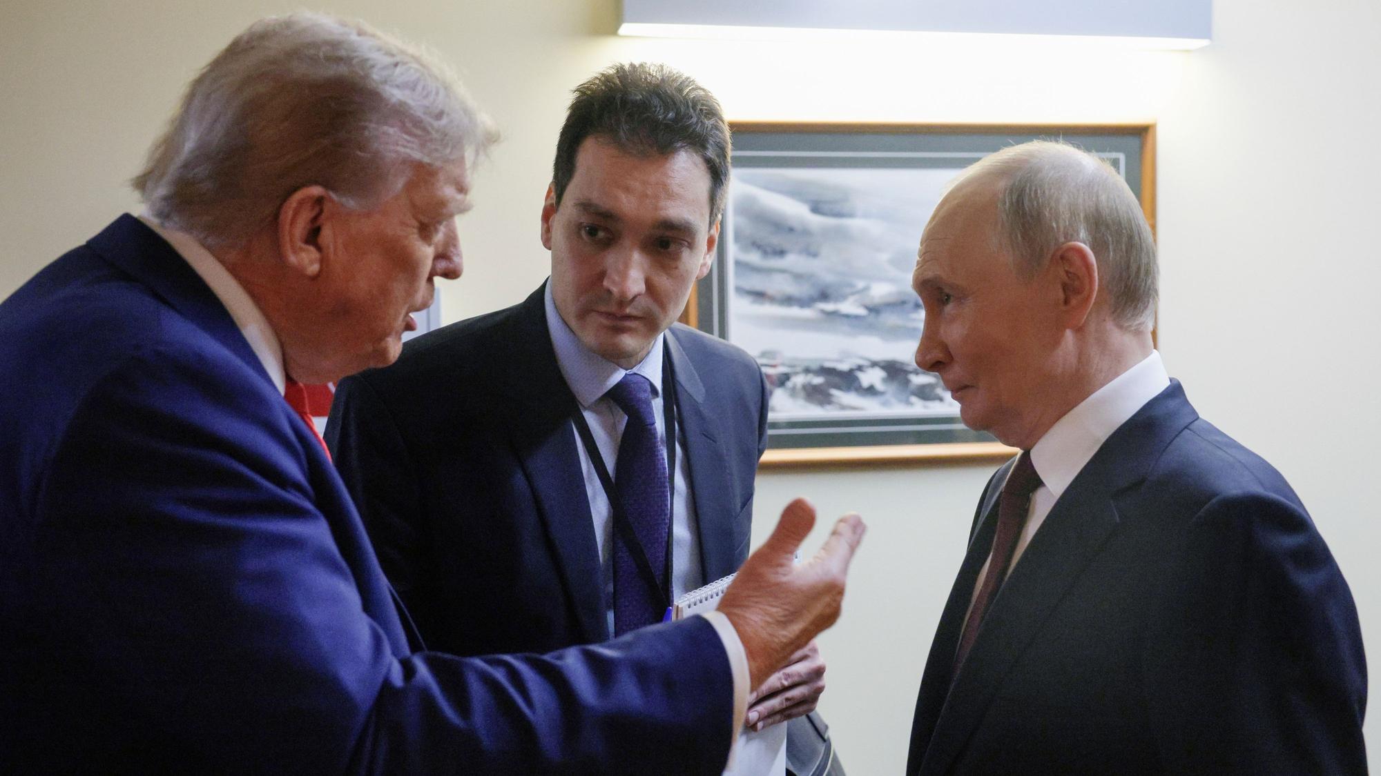 Donald Trump (l) spricht mit dem russischen Präsidenten Wladimir Putin (r) nach ihrer gemeinsamen Pressekonferenz auf der Joint Base Elmendorf-Richardson, Alaska. (Archivbild)