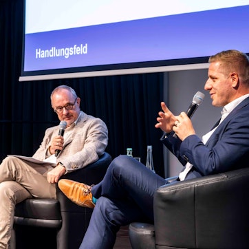 Das Bild zeigt einen Moment in der Podiumsdiskussion. Landrat Markus Ramers hat gerade das Mikrofon in der Hand.