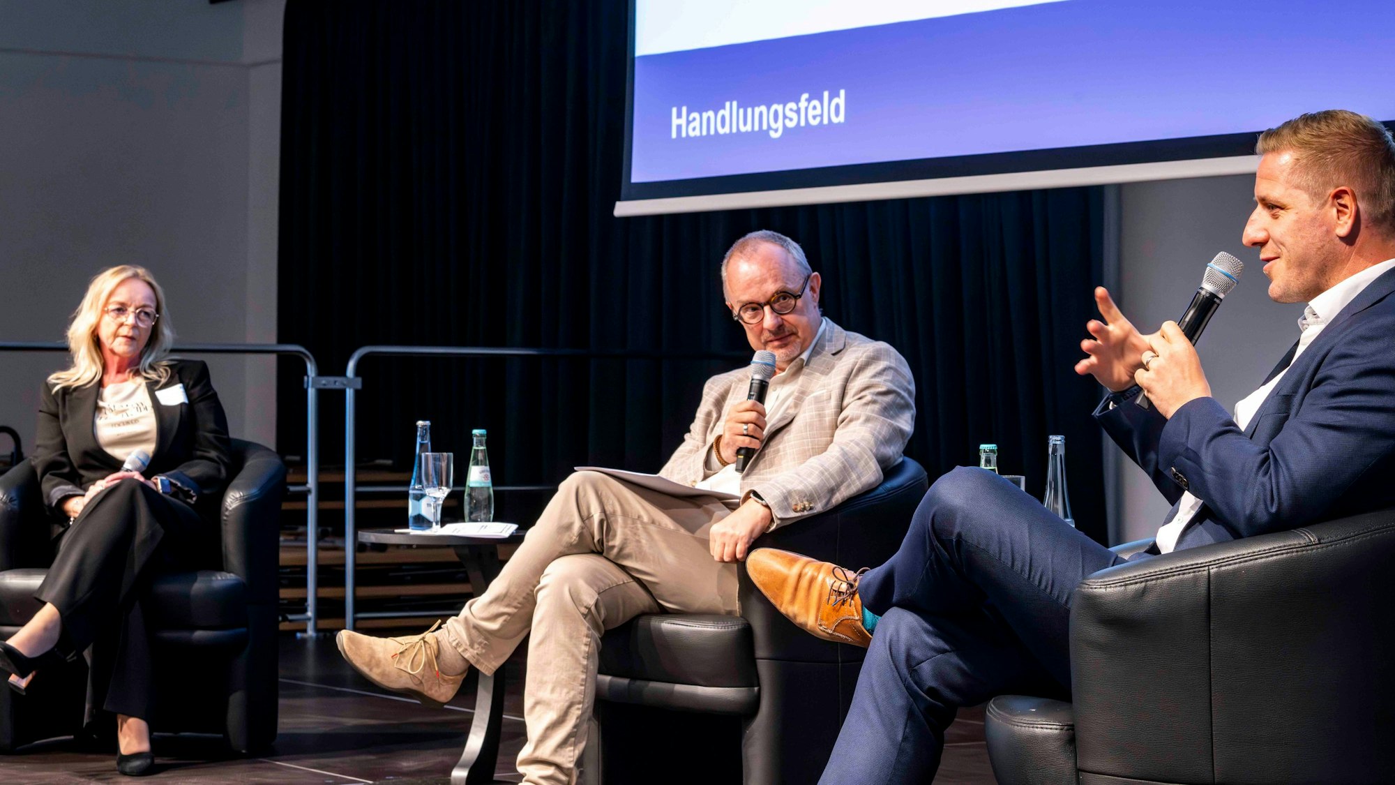 Das Bild zeigt einen Moment in der Podiumsdiskussion. Landrat Markus Ramers hat gerade das Mikrofon in der Hand.
