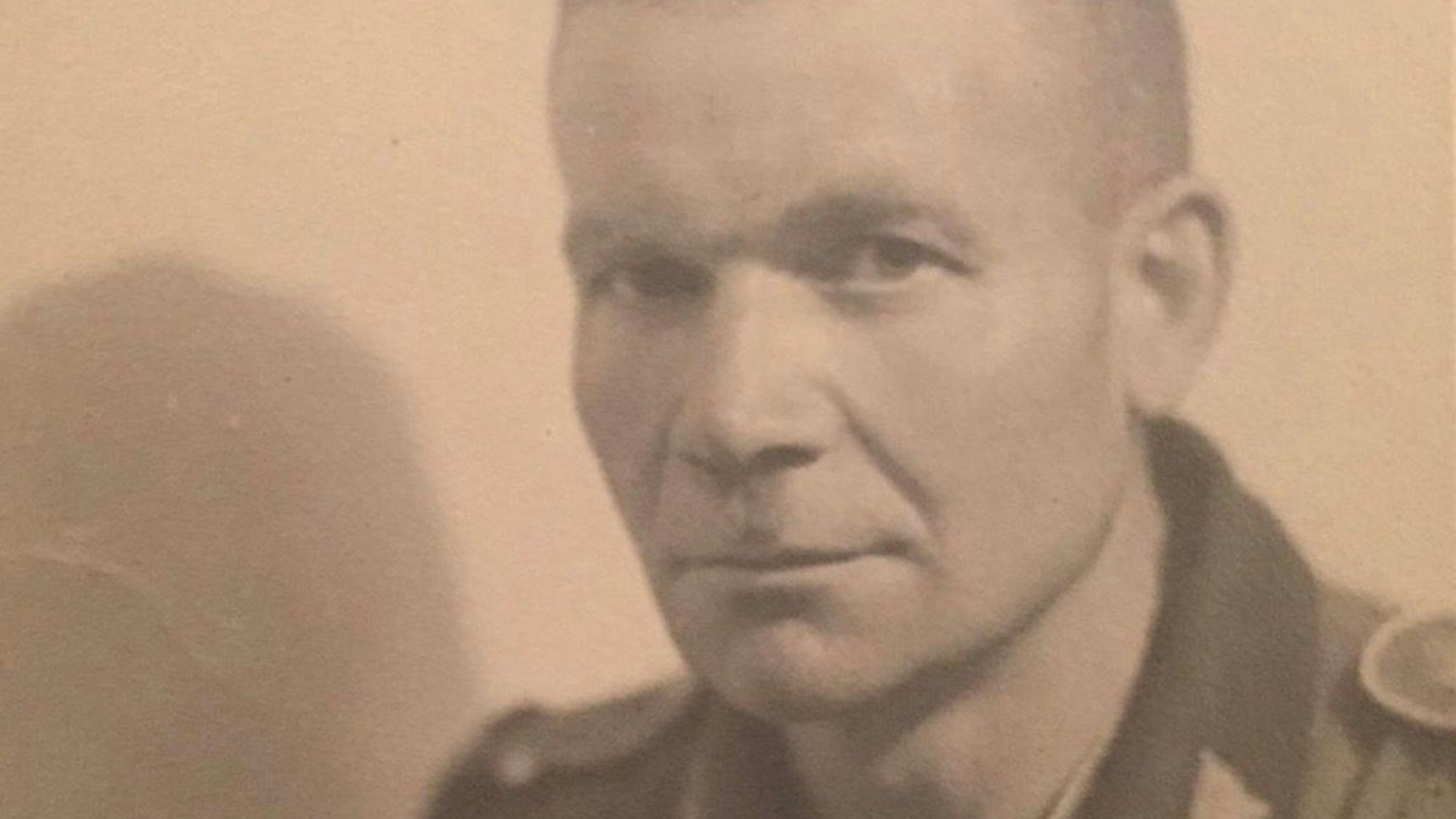 Johann Wendling trägt eine Uniform der Wehrmacht.