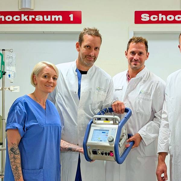 Ärzte mit Ecmo-Gerät