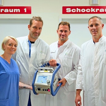 Ärzte mit Ecmo-Gerät