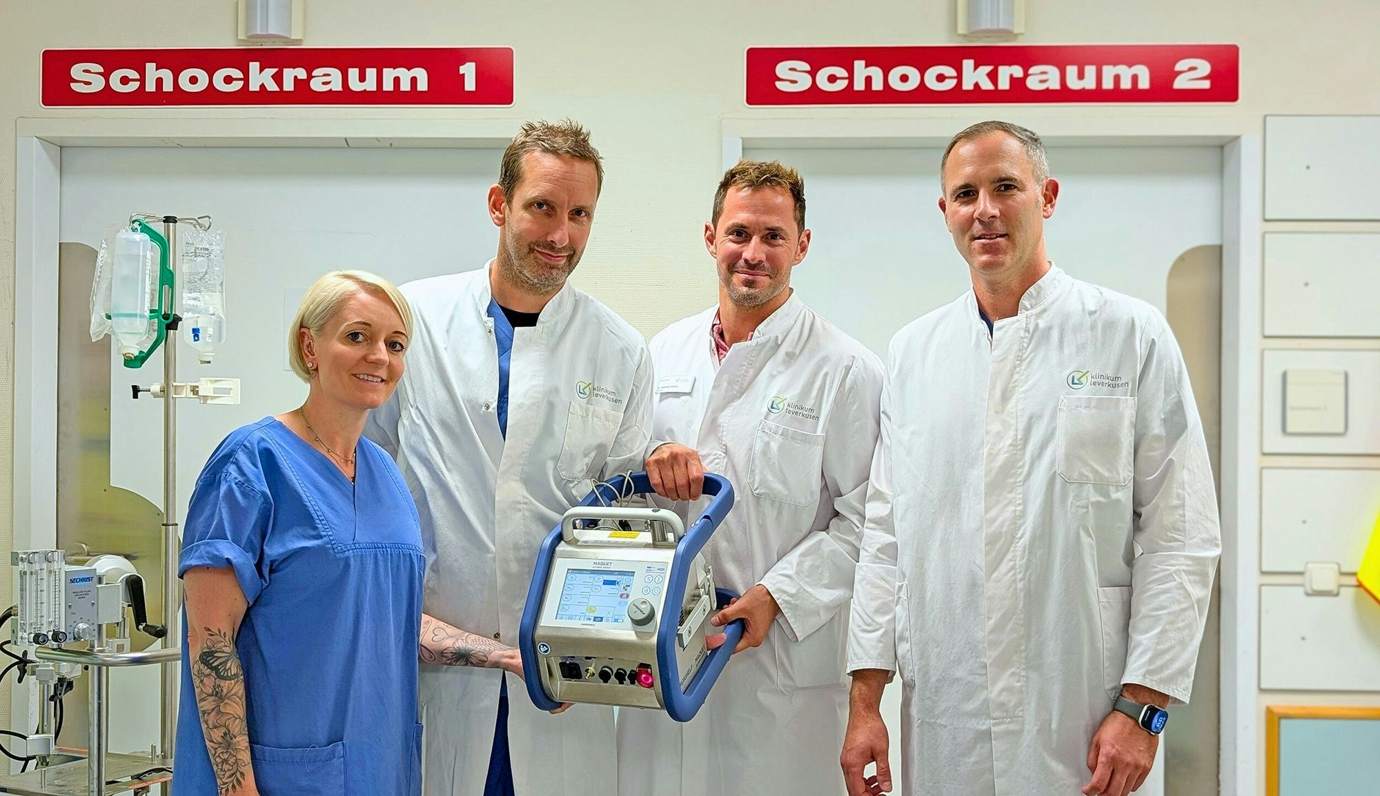 Ärzte mit Ecmo-Gerät