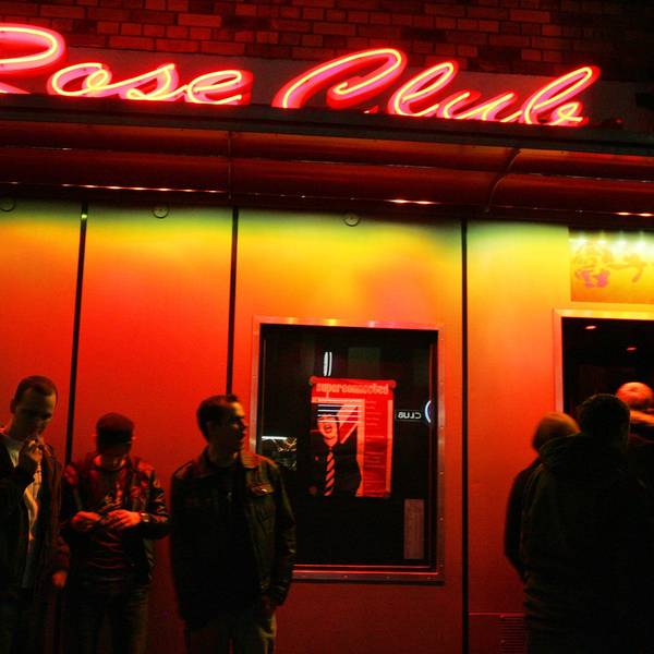 Jugendliche feiern am Sonntagmorgen in der Disco Rose Club in Köln.