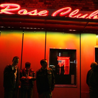 Jugendliche feiern am Sonntagmorgen in der Disco Rose Club in Köln.