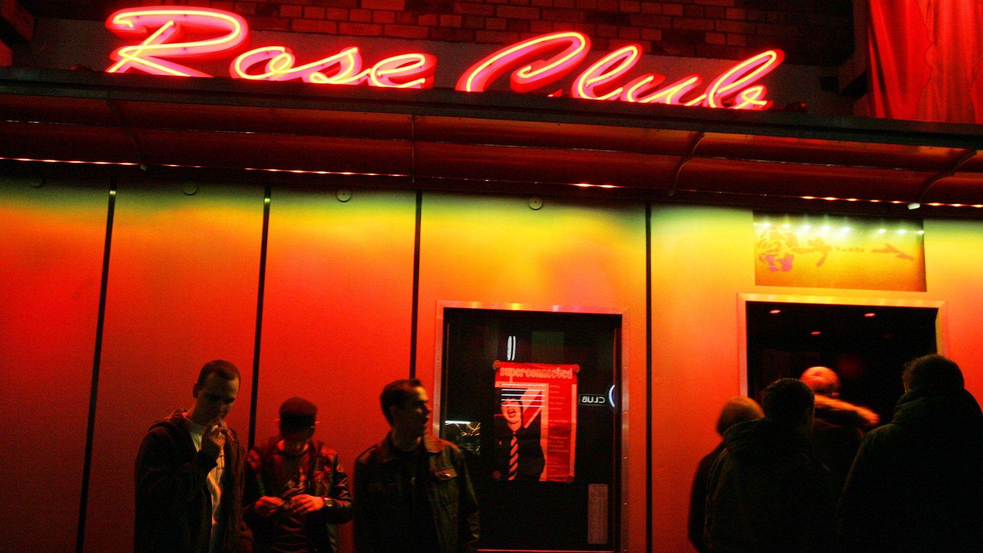 Jugendliche feiern am Sonntagmorgen in der Disco Rose Club in Köln.