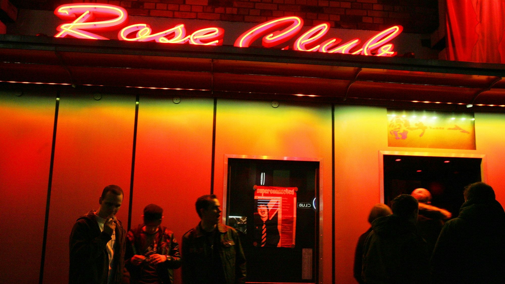 Jugendliche feiern am Sonntagmorgen in der Disco Rose Club in Köln.