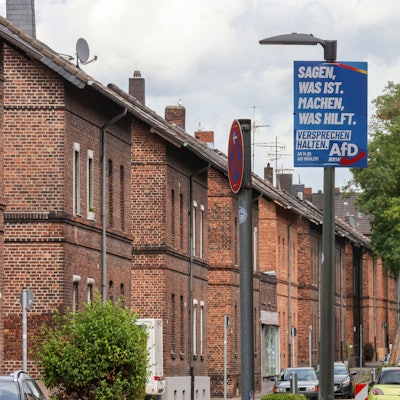 04.09.2025
Gelsenkirchen:
Wahlkampfreportage in Gelsenkirchen: Wie blau wird das Ruhrgebiet? Am 14. September findet die Kommunalwahl in Nordrhein-Westfalen statt.  Von den mehreren Millionen Wahlberechtigten im Ruhrgebiet wird erwartet, dass viele ihre Stimme für die Partei AfD Alternative für Deutschland abgeben.
Stadtteil Erle, AfD Hochburg
Foto: Martina Goyert