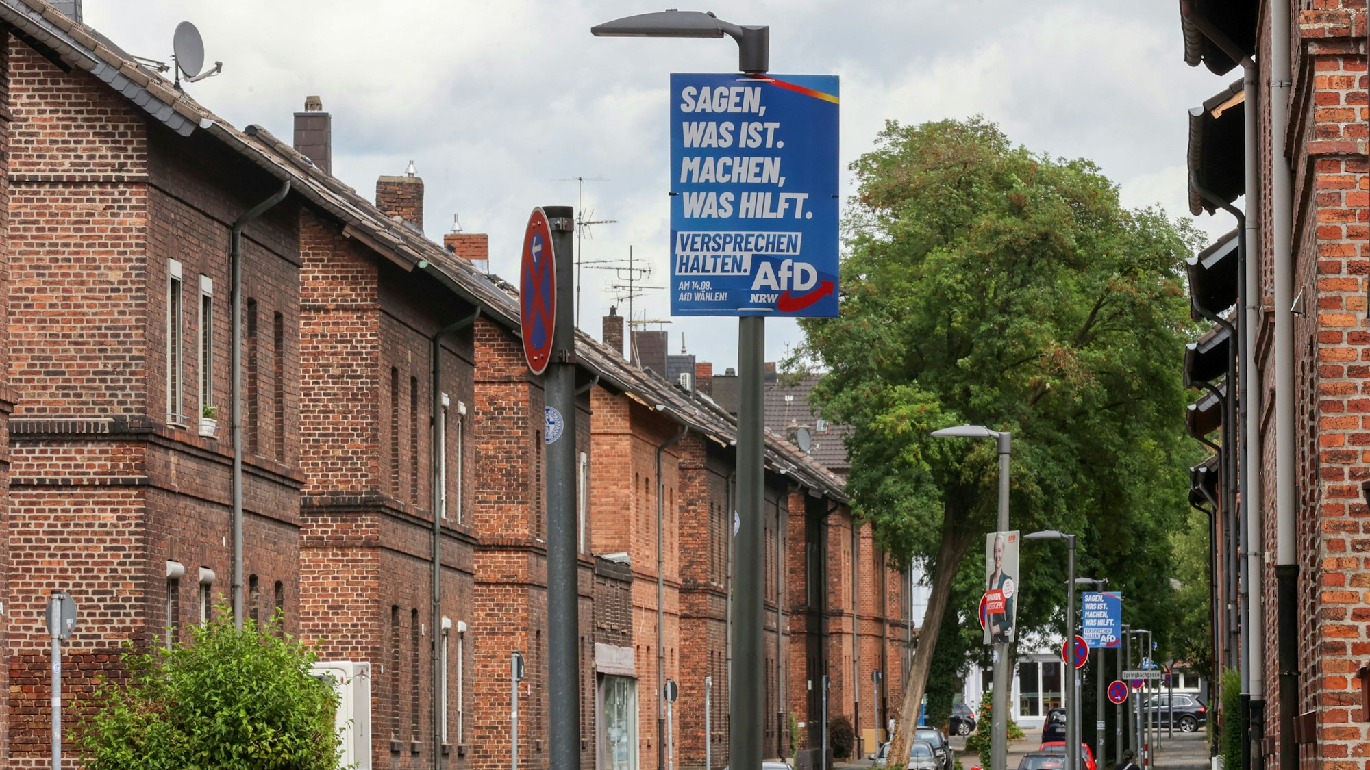 04.09.2025
Gelsenkirchen:
Wahlkampfreportage in Gelsenkirchen: Wie blau wird das Ruhrgebiet? Am 14. September findet die Kommunalwahl in Nordrhein-Westfalen statt. Von den mehreren Millionen Wahlberechtigten im Ruhrgebiet wird erwartet, dass viele ihre Stimme für die Partei AfD Alternative für Deutschland abgeben.
Stadtteil Erle, AfD Hochburg
Foto: Martina Goyert