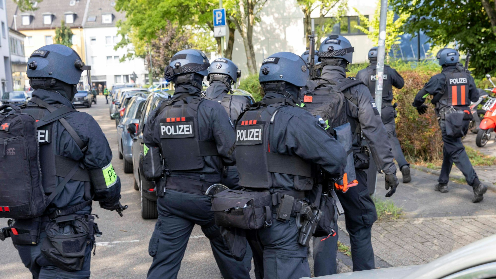 Polizisten sind an einem Berufskolleg in Essen im Einsatz. An der Schule laufe ein größerer Polizeieinsatz, sagte ein Sprecher. Was genau passiert sei, sei aber noch unklar.