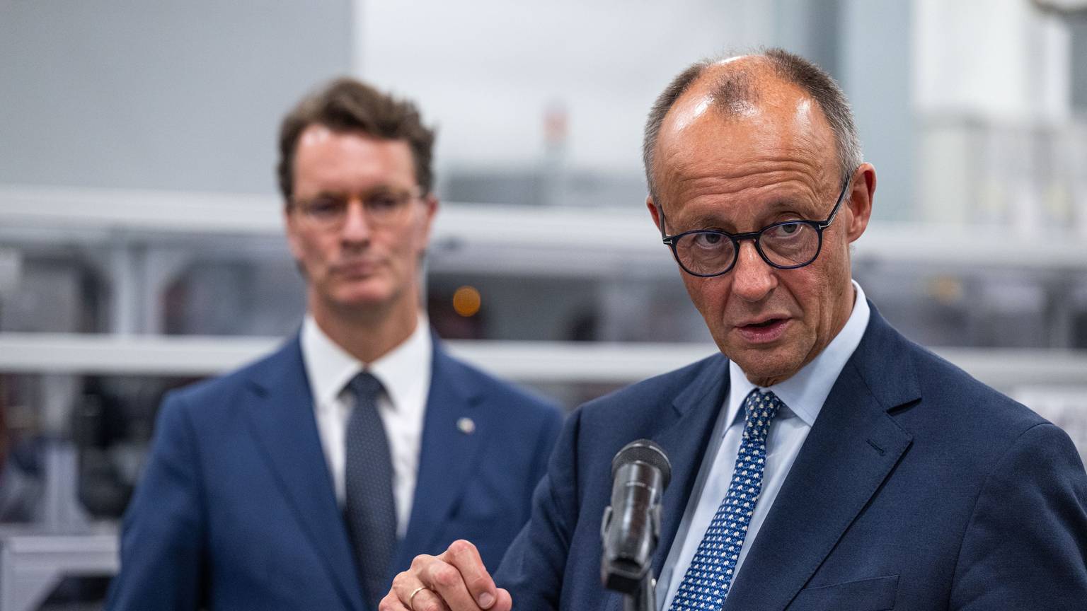 Beim Antrittsbesuches von Bundeskanzler Friedrich Merz (CDU) in Nordrhein-Westfalen hört NRW-Ministerpräsident Hendrik Wüst (CDU) den Worten des Sauerländers zu.