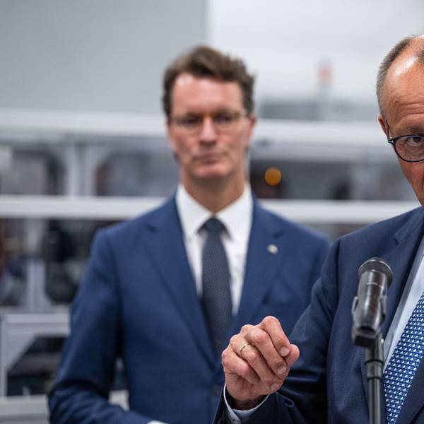 Hendrik Wüst (CDU), Ministerpräsident von Nordrhein-Westfalen, hört den Worten des Bundeskanzlers bei einem gemeinsamen Termin zu.