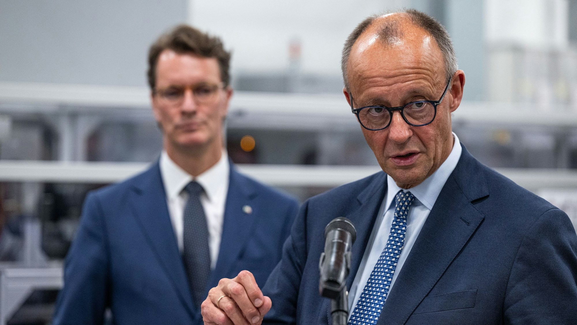 Beim Antrittsbesuches von Bundeskanzler Friedrich Merz (CDU) in Nordrhein-Westfalen hört NRW-Ministerpräsident Hendrik Wüst (CDU) den Worten des Sauerländers zu.