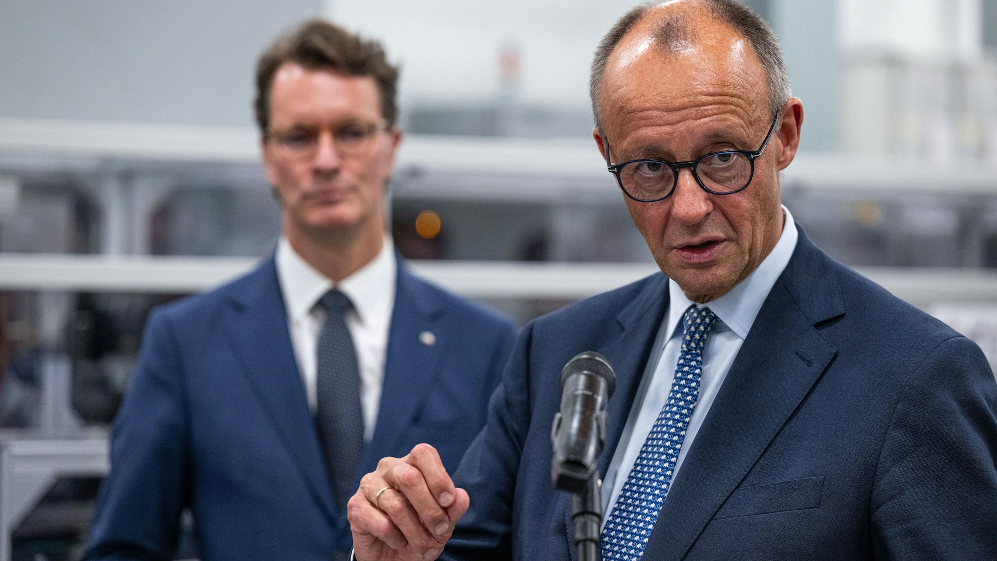 Hendrik Wüst (CDU), Ministerpräsident von Nordrhein-Westfalen, hört den Worten des Bundeskanzlers bei einem gemeinsamen Termin zu.