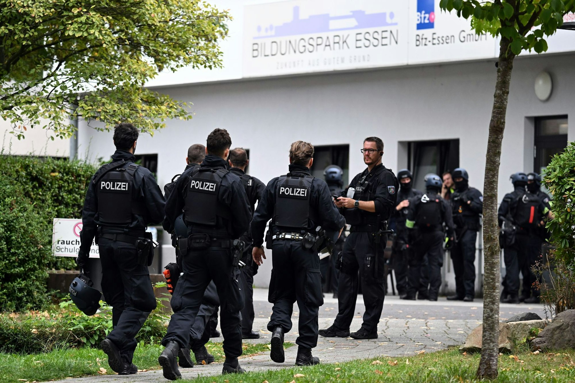 Ein massives Polizeiaufgebot sicherte das Berufskolleg am Freitag ab - Montag soll hier wieder Unterricht nach Plan stattfinden.
