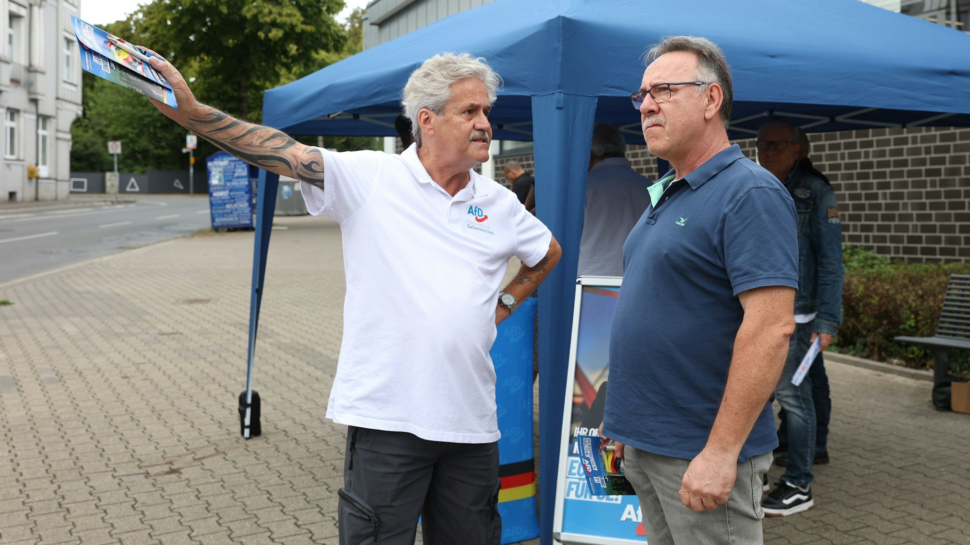 Wahlkämpfer der AfD Gelsenkirchen im Gespräch mit einem Wähler