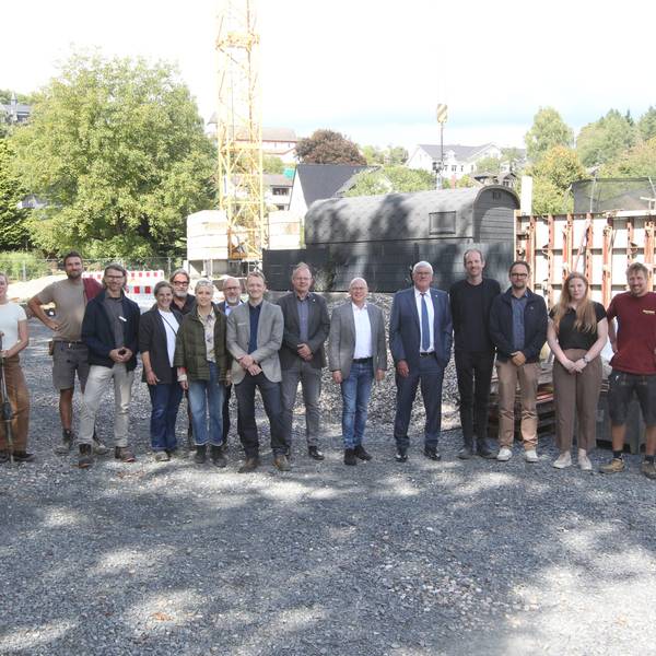 Der Landrat Sebastian Schuster und seine Mitarbeiter vom Rhein-Sieg-Kreis als Bauträger machten sich auf der Baustelle gemeinsam mit den Studenten ein Bild.