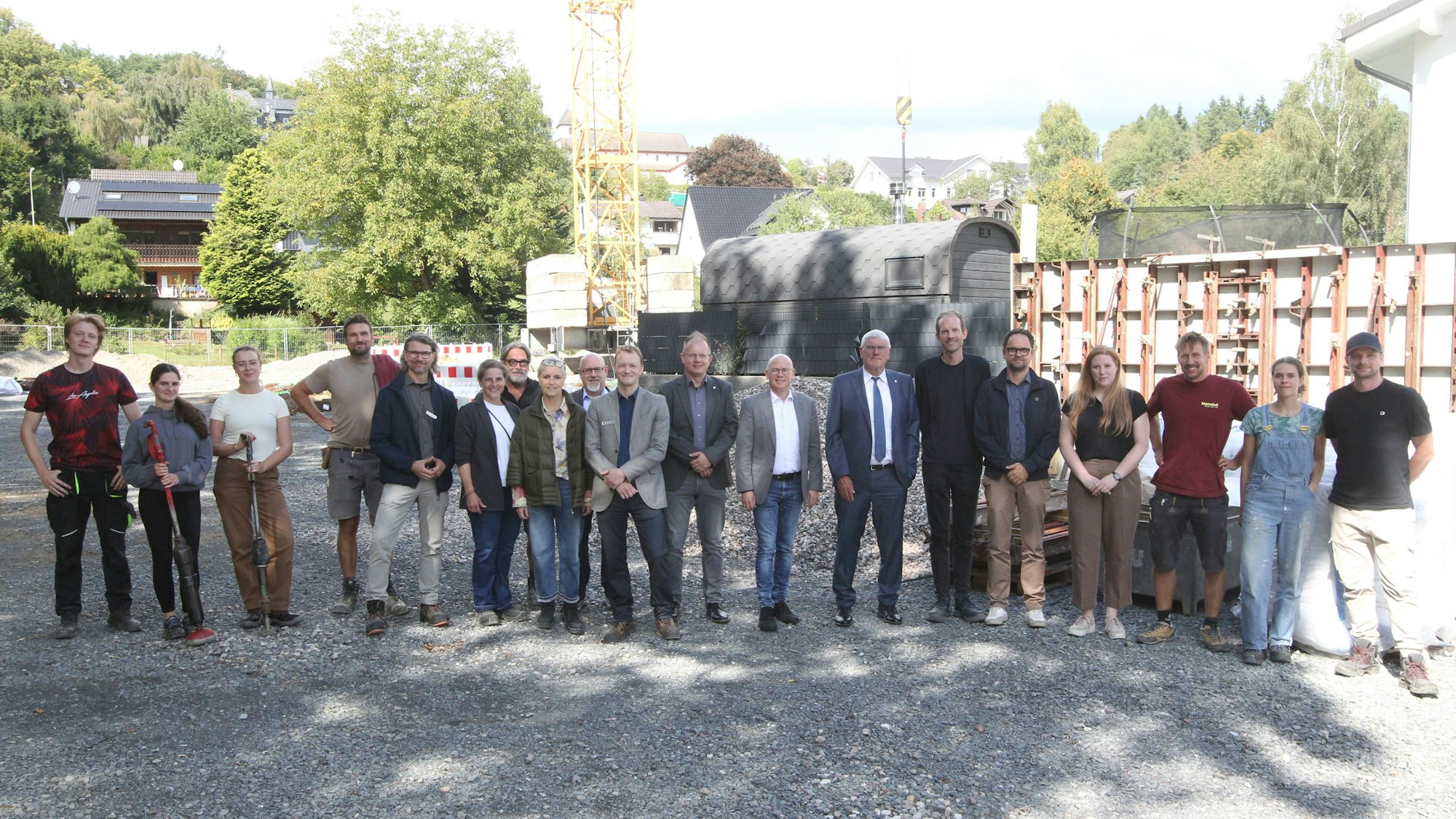 Der Landrat Sebastian Schuster und seine Mitarbeiter vom Rhein-Sieg-Kreis als Bauträger machten sich auf der Baustelle gemeinsam mit den Studenten ein Bild.