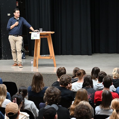 Die beiden Kandidaten stehen sich an zwei Stehtischen gegenüber.