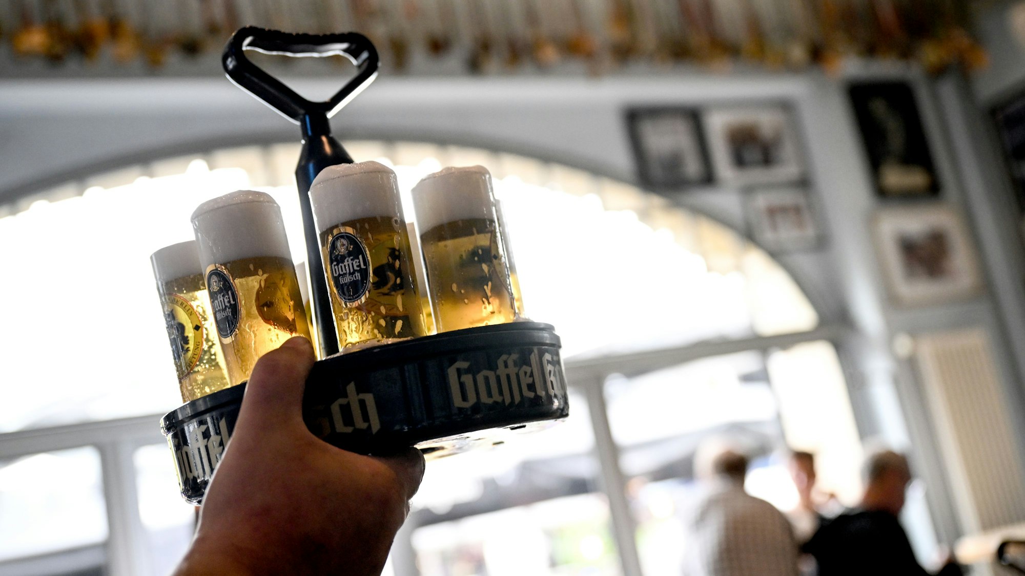 Für ein Foto wird am Rande einer Pressekonferenz der Dehoga unter dem Motto „Wo steht das Gastgewerbe? Was muss sich ändern?“ ein Kranz Kölsch angeboten. Foto: Britta Pedersen/dpa +++ dpa-Bildfunk +++