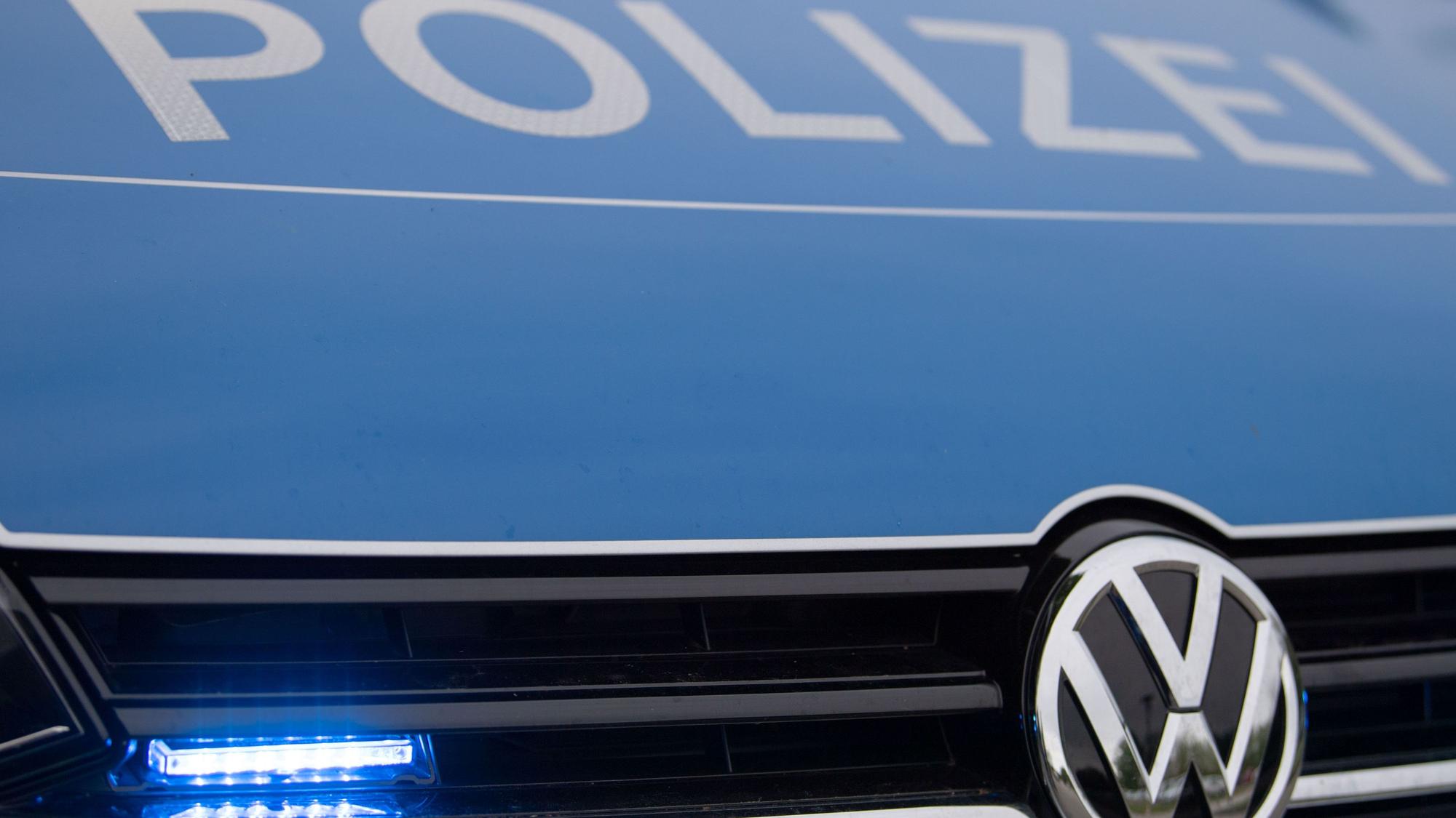 Ein Blaulicht leuchtet an einer Polizeistreife.