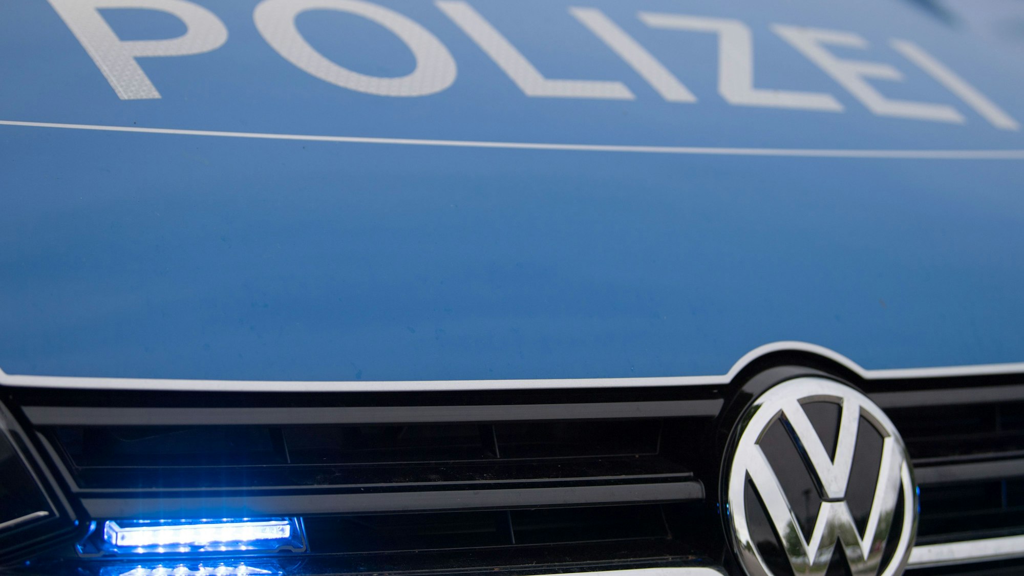 Ein Blaulicht leuchtet an einer Polizeistreife.