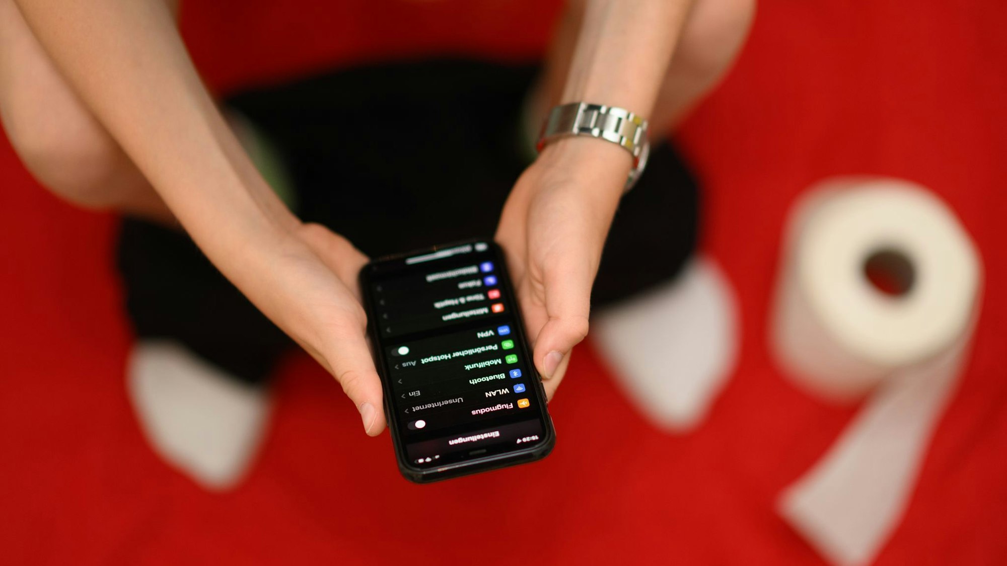Jeder zehnte Befragte telefoniert gar auf dem Klo sitzend - und immerhin noch vier Prozent schauen, was sich in Dating-Apps so tut. (Archivbild)