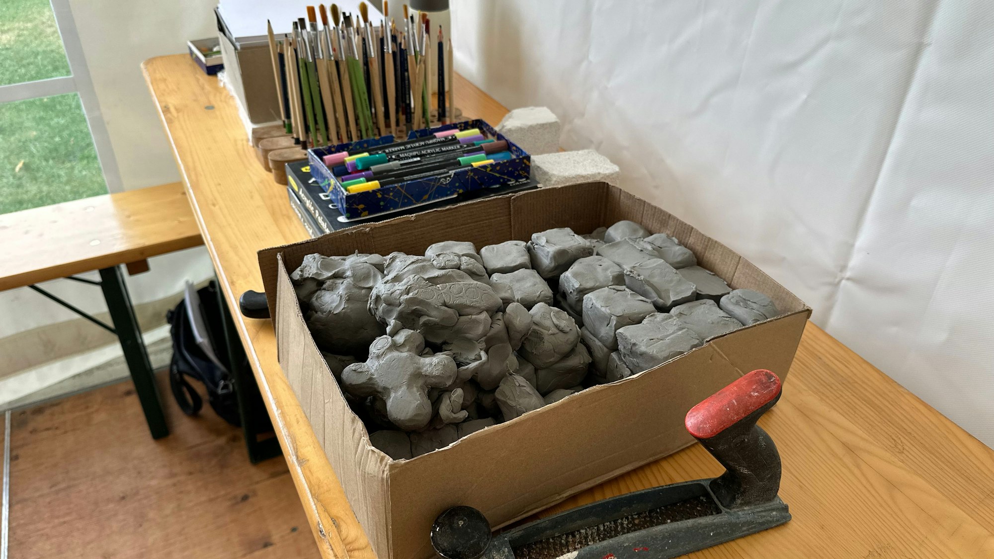 Kreativmaterial nicht nur für Kinder und Jugendliche liegt bereit.