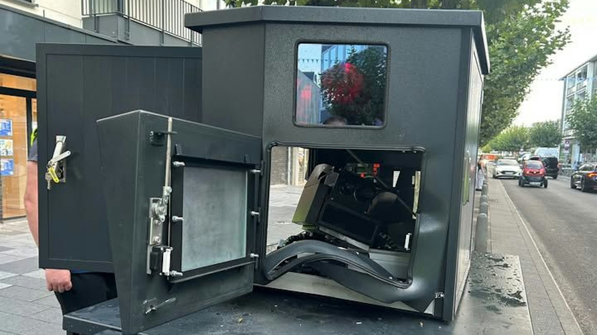 Der Blitzer wurde bei dem Spreng-Anschlag erheblich beschädigt.