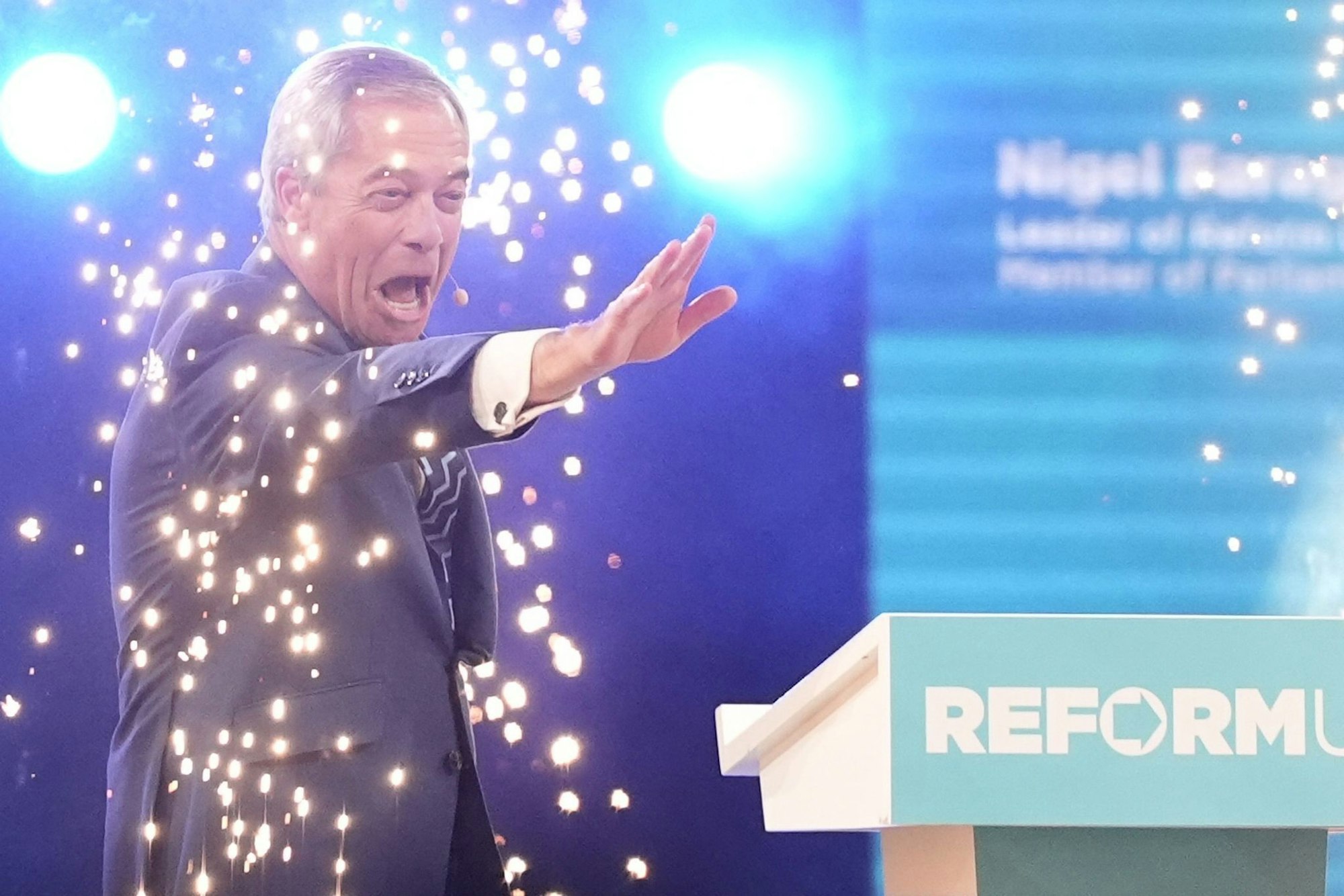Nigel Farage lässt sich nach dem Rayner-Rücktritt feiern.