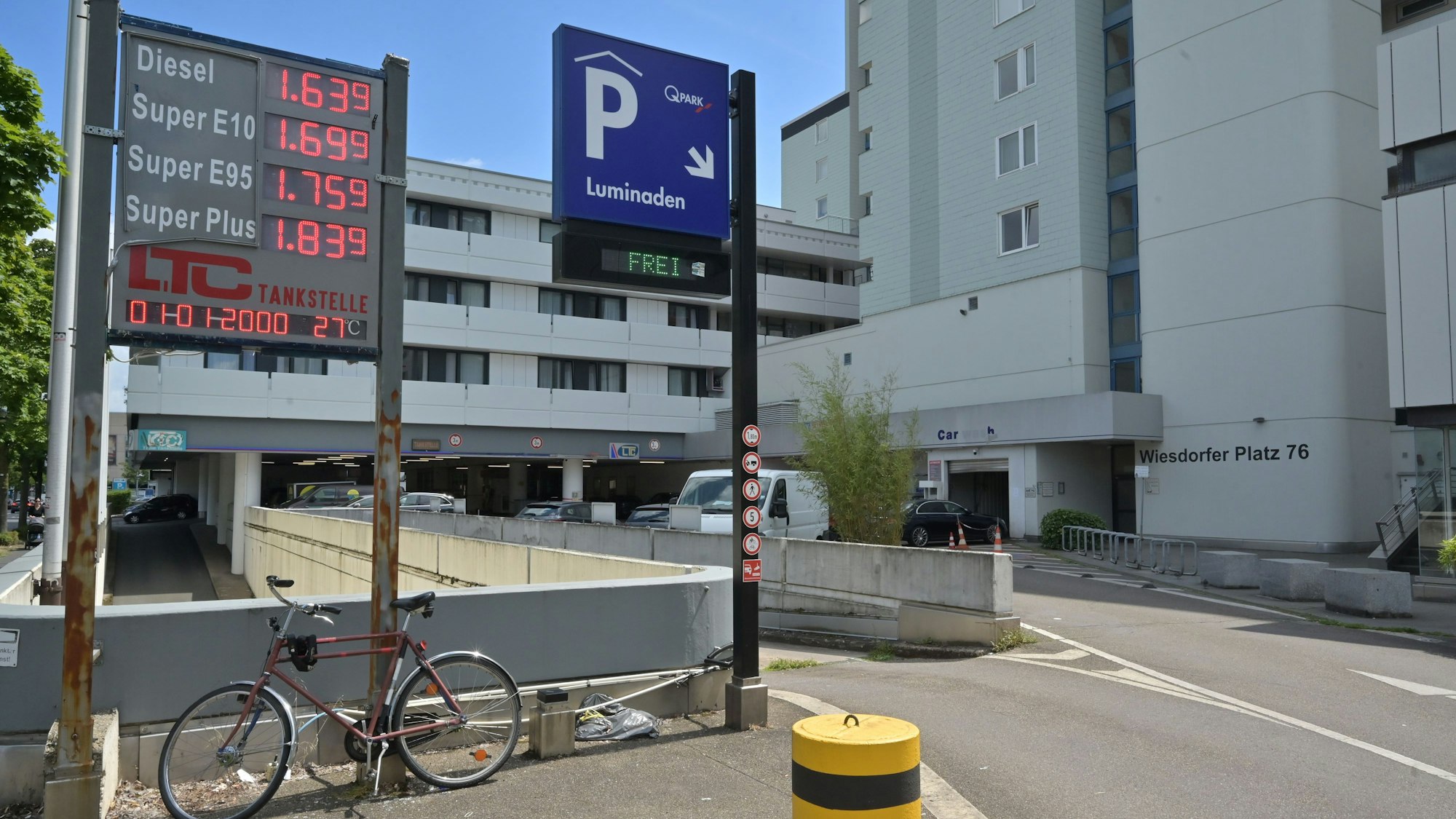 Uwe Richrath steckt in der Kritik wegen kostenloser Parkkarten für Verwaltungsmitarbeiter.