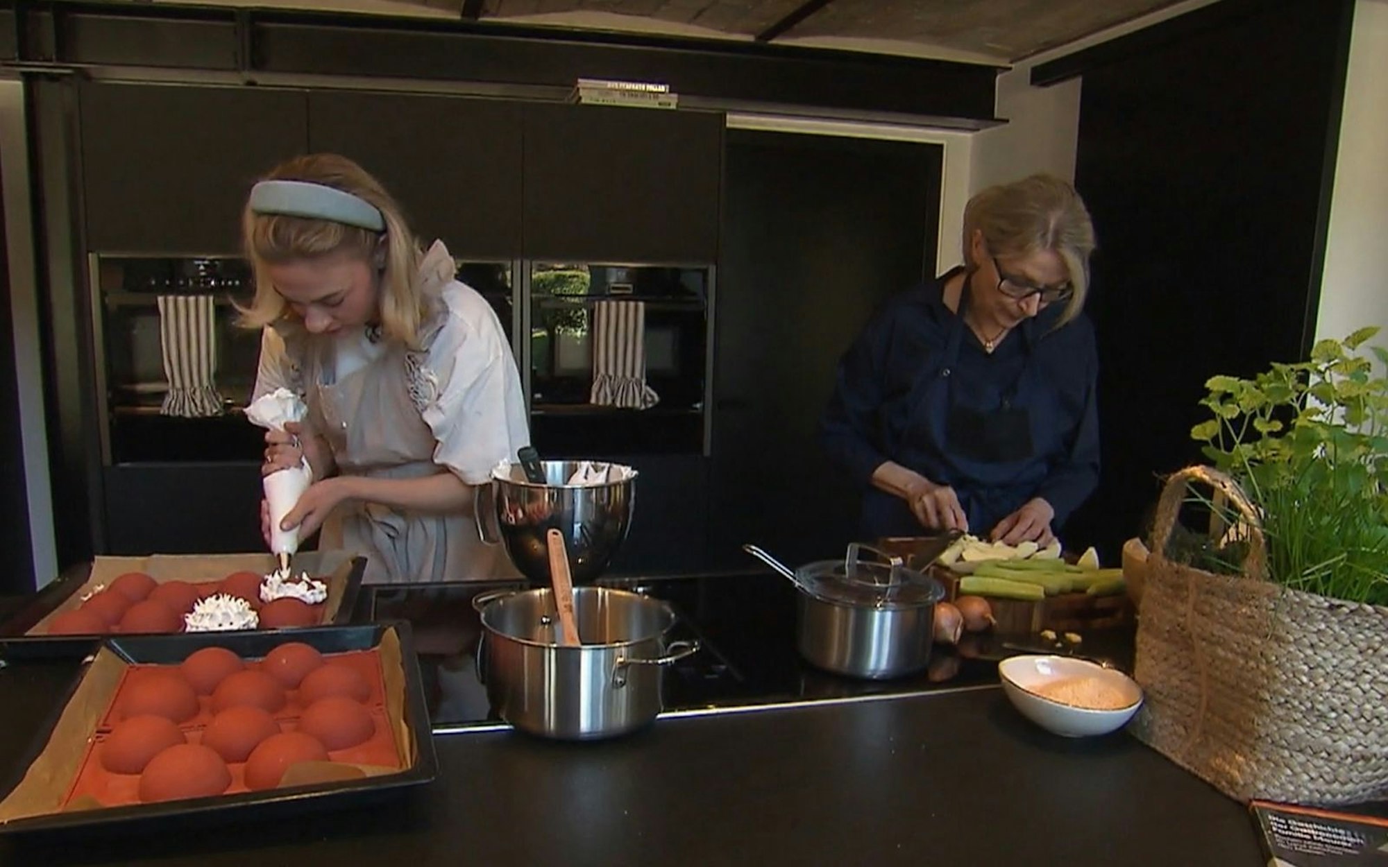 Kim und ihre Mutter Ingrid bei der Dessert-Herstellung. (Bild: RTL)