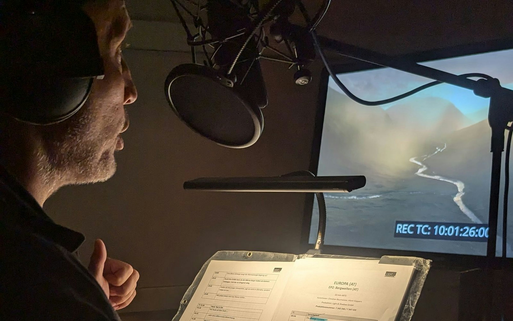 Sprecher Benno Fürmann bei der Arbeit. Bei der Sprach-Vertonung der Naturfilme half natürlich die persönliche Begeisterung des Schauspielers für Erlebnisreisen in die Natur. (Bild: lightandshwadow/WDR)