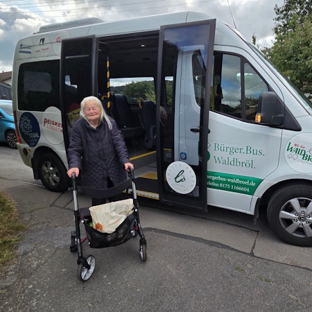Rosemarie Hilgers aus Rossenbach nutzt in Waldbröl den Bürgerbus nahezu täglich. Jede Fahrt bestellt die 80-Jährige vorab per Telefon.