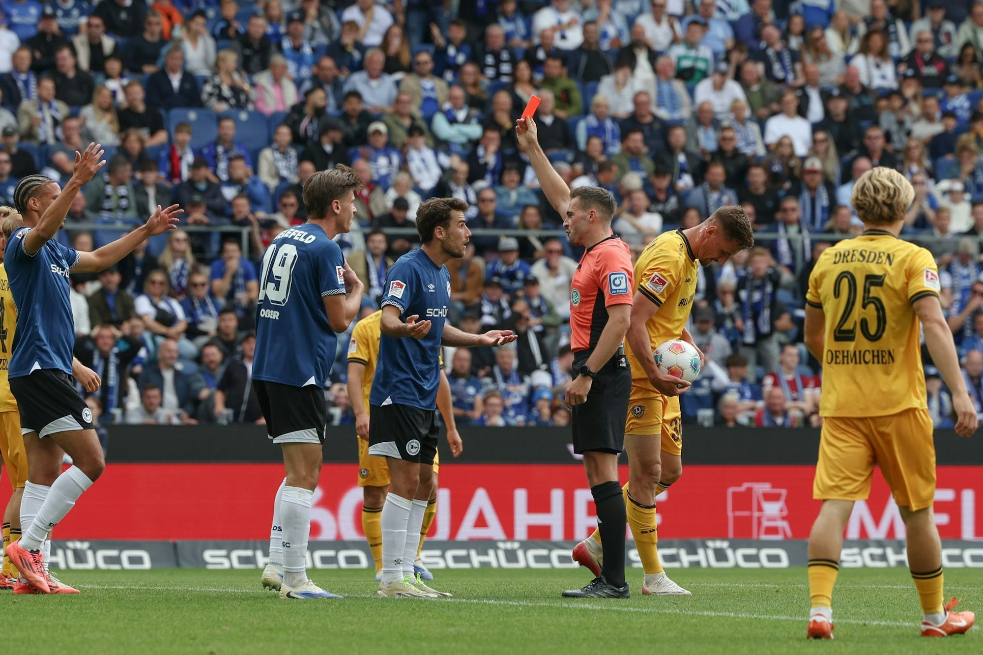 Umstrittener Platzverweis: Bielefelds Christopher Lannert sieht bei der 1:2-Niederlage gegen Dynamo Dresden die Rote Karte.