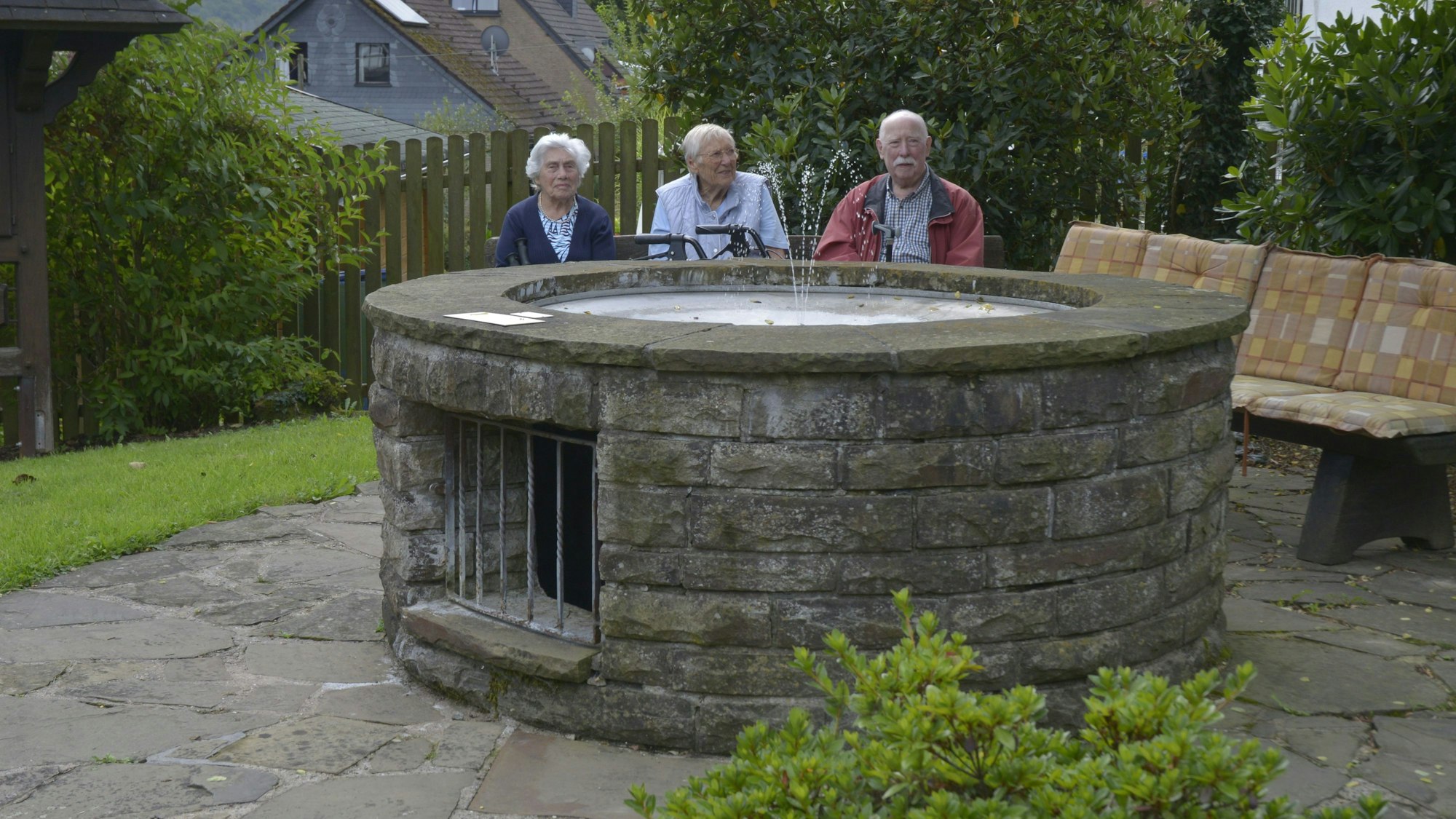 Der Brunnen ist ein beliebter Treffpunkt, am Sonntag wird er zum Mittelpunkt der Jubiläumsfeier.