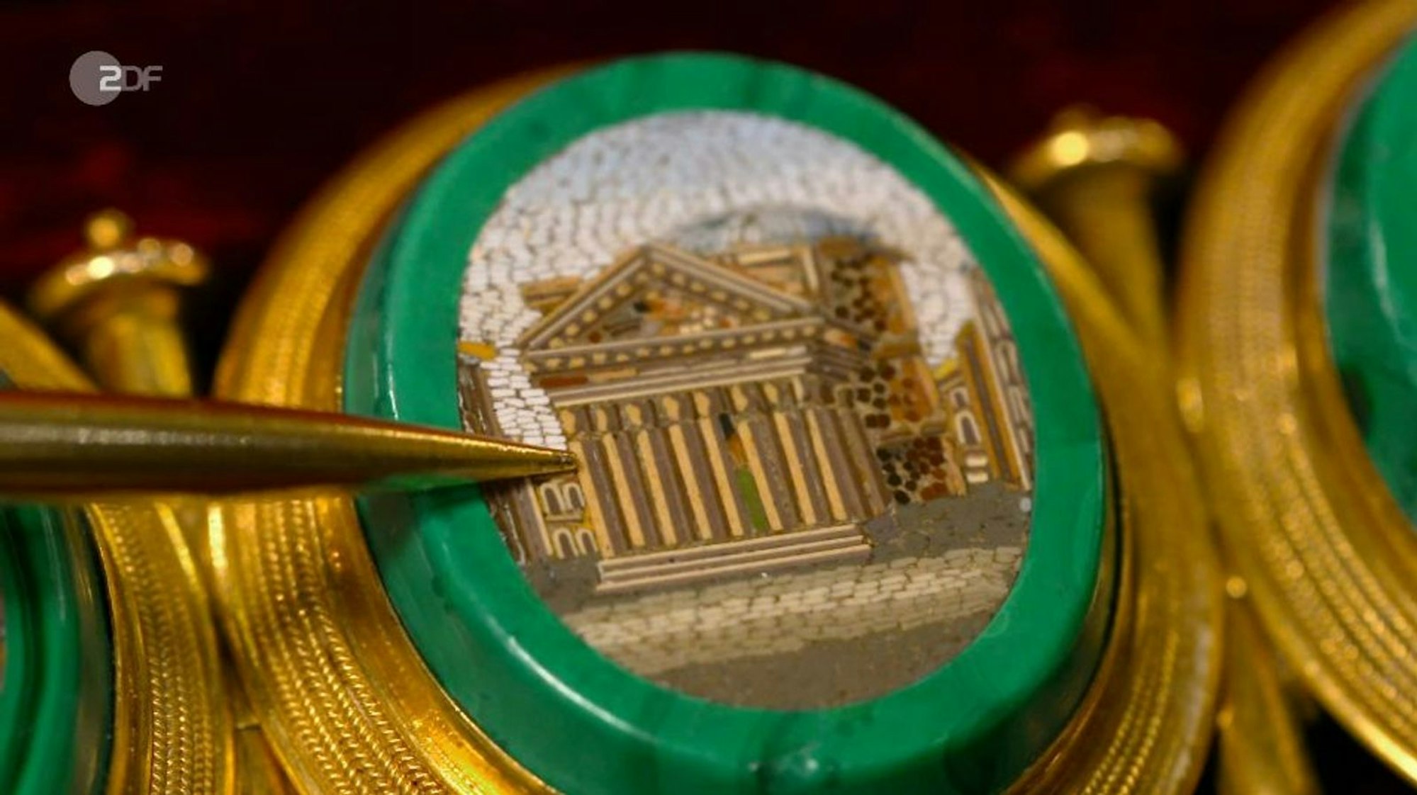 Auf jedem der Mosaike seien Sehenswürdigkeiten aus Rom zu sehen, zeigte Horz. Darunter der große Petersplatz, das Kapitol, das Kolosseum, der Tempel der Vesta und das Pantheon. (Bild: ZDF)