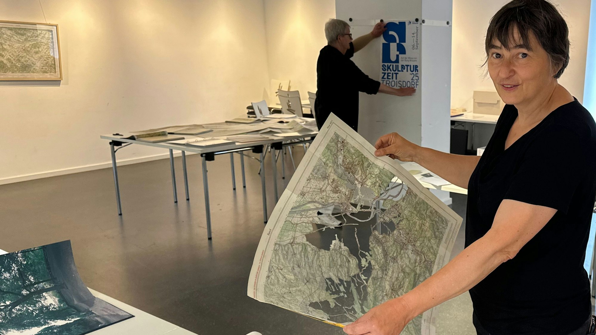 Anett Frontzek bearbeitet alte Landkarten – so entstehen neue Kunstwerke.