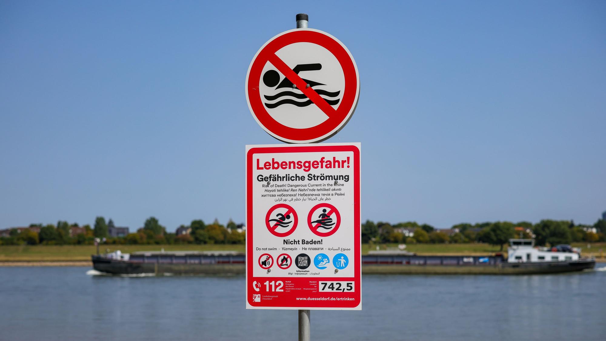 In Düsseldorf weisen seit dem 15. August Schilder auf das Badeverbot am Rhein hin.
