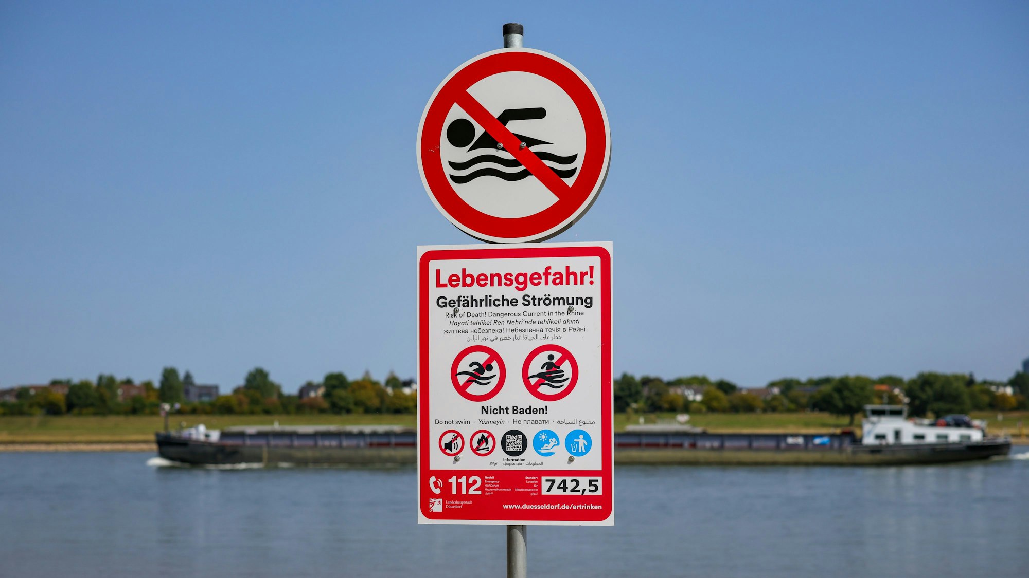In Düsseldorf weisen seit dem 15. August Schilder auf das Badeverbot am Rhein hin.