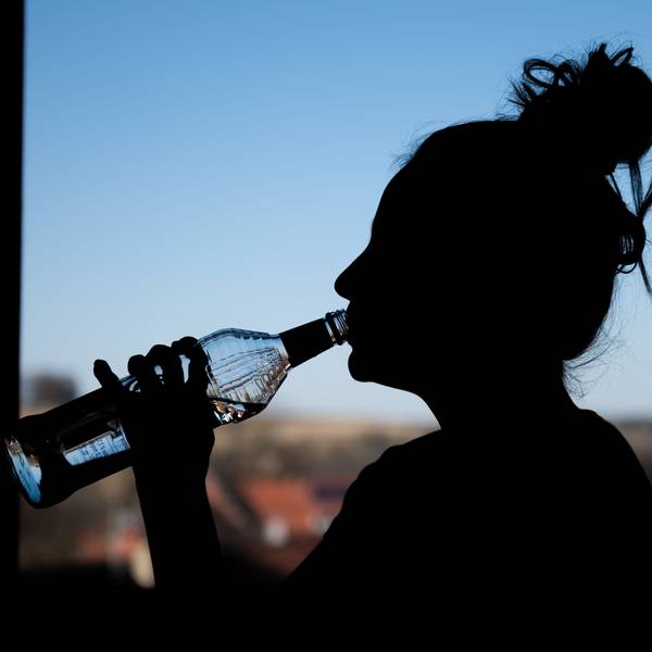 Ein jugendliches Mädchen trinkt aus einer Flasche Wodka. In Köln helfen Jugendliche als Alkohol-Testkäuferinnen und -käufer an Kiosken und in Gaststätten dem Ordnungsamt. (Symbolbild)