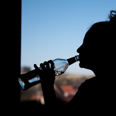 Ein jugendliches Mädchen trinkt aus einer Flasche Wodka. In Köln helfen Jugendliche als Alkohol-Testkäuferinnen und -käufer an Kiosken und in Gaststätten dem Ordnungsamt. (Symbolbild)