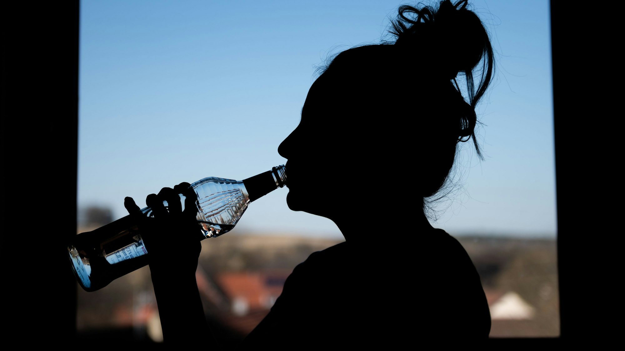 Ein jugendliches Mädchen trinkt aus einer Flasche Wodka. In Köln helfen Jugendliche als Alkohol-Testkäuferinnen und -käufer an Kiosken und in Gaststätten dem Ordnungsamt. (Symbolbild)